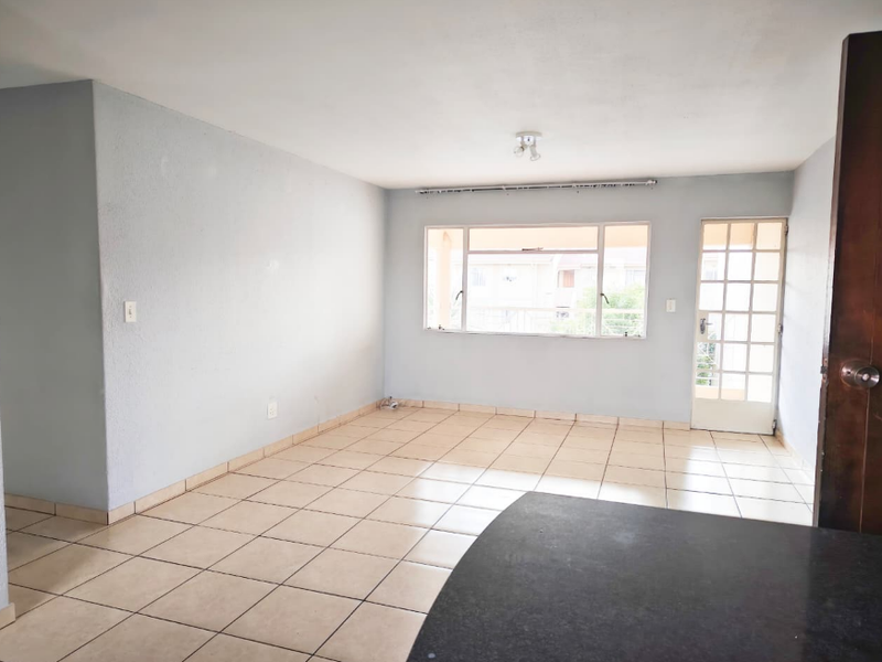 Beautifully maintained 3-bedroom, 2-bathroom apartment - Photo 4