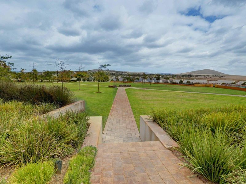 Neat 3 Bedroom Townhouse to rent in Graanendal Estate, Durbanville - Photo 2