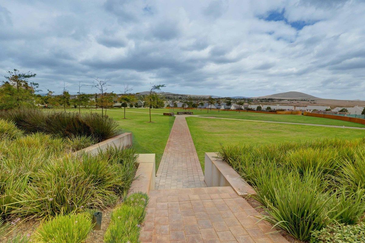 Neat 3 Bedroom Townhouse to rent in Graanendal Estate, Durbanville - Photo 2