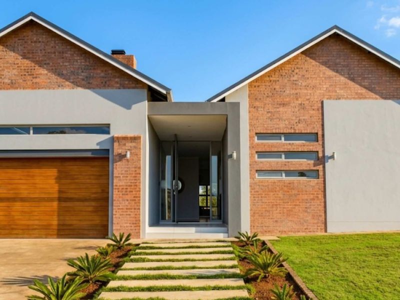 Three-bedroom House in Highland Gate - Photo 2