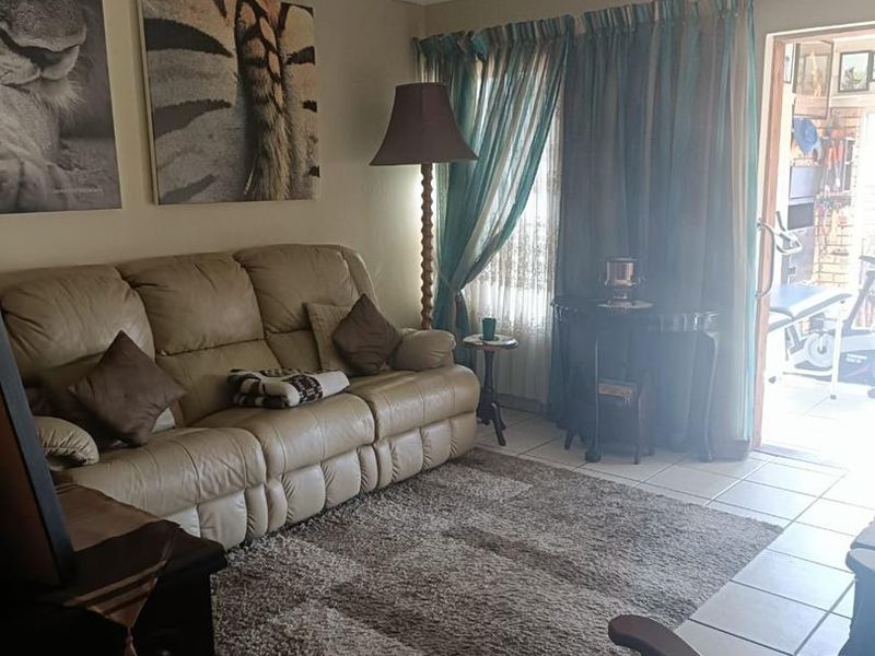 Modern Stunning Gem, 2 Bedroom Townhouse available - Photo 4