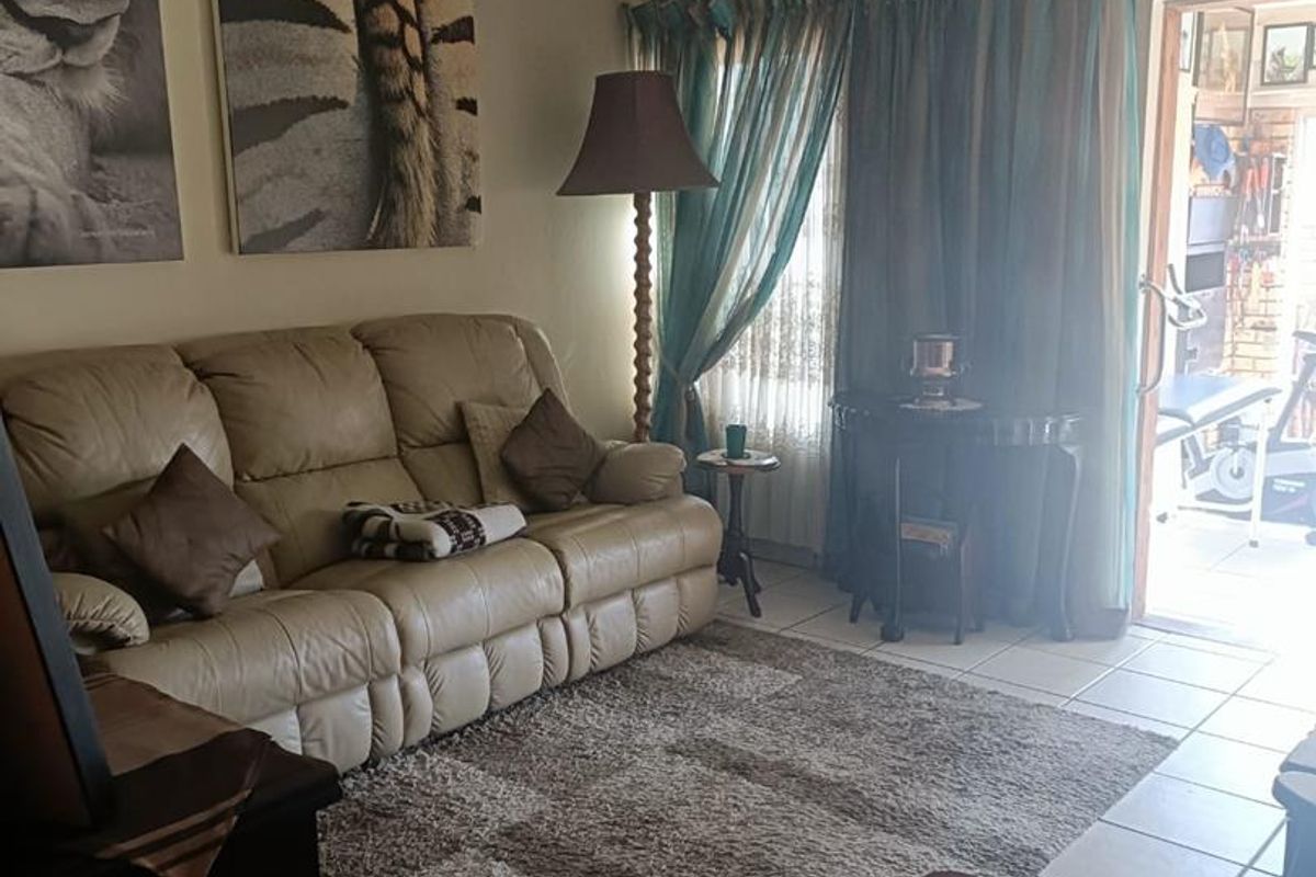 Modern Stunning Gem, 2 Bedroom Townhouse available - Photo 4