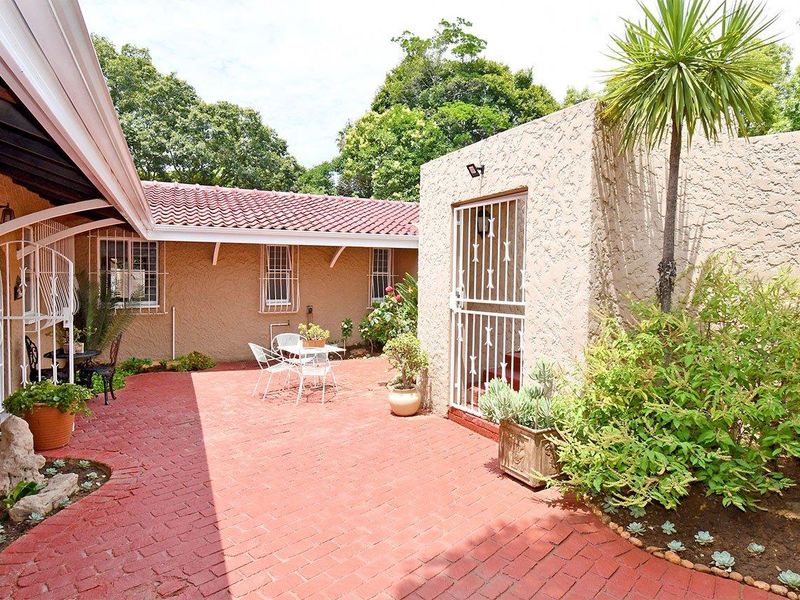 5 BED FAMILY HOME IN BRAMLEY PARK FOR SALE - Photo 3