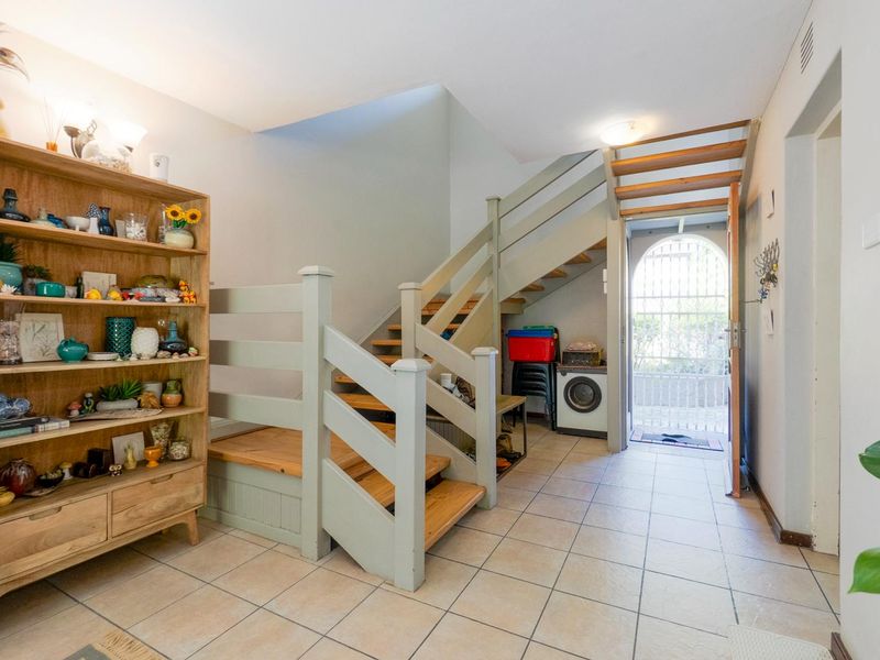 Modern pet friendly duplex - Photo 10