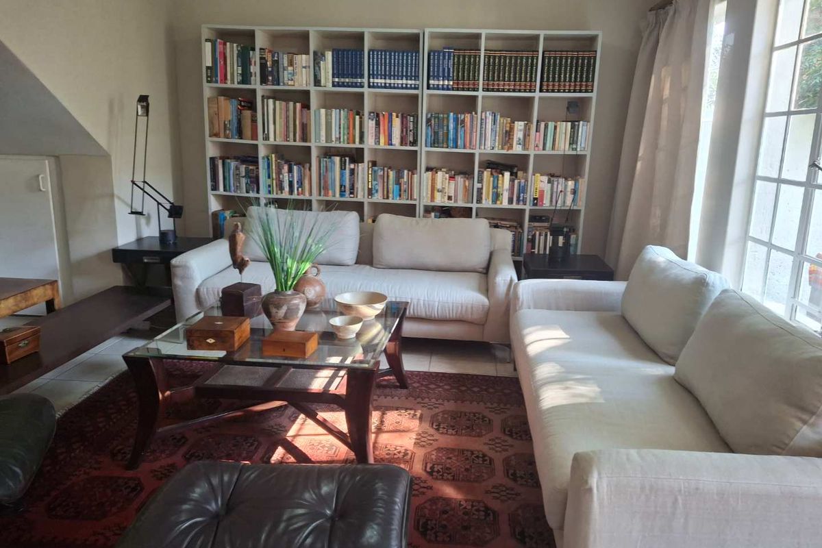 A BEAUTIFUL THREE BEDROOM TOWNHOUSE - Photo 2