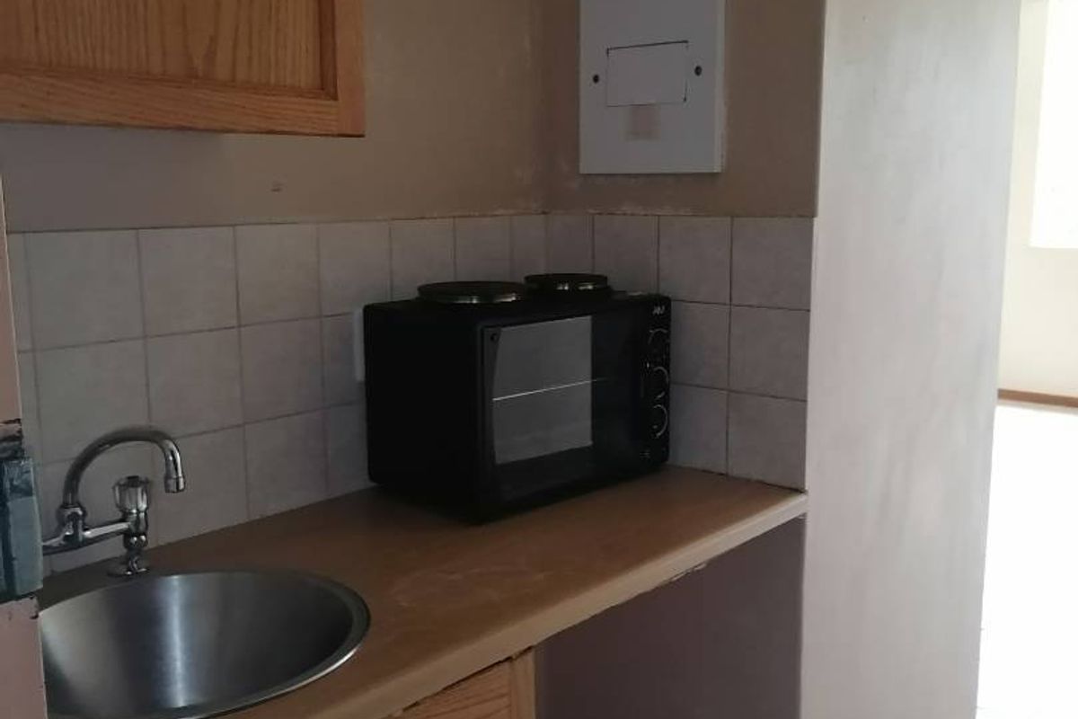 BACHELOR FLAT TO RENT - Photo 4