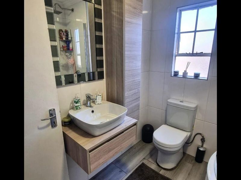 Ground floor apartment with enclosed patio and set in a secure complex - Photo 6