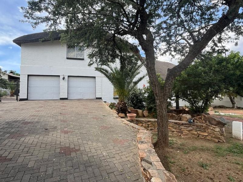 step into this beautiful 4.5 bedroom house available for sale in Hochland Park . Erf size 1451 square meters. N$ 5 million cost exclusive - Photo 1