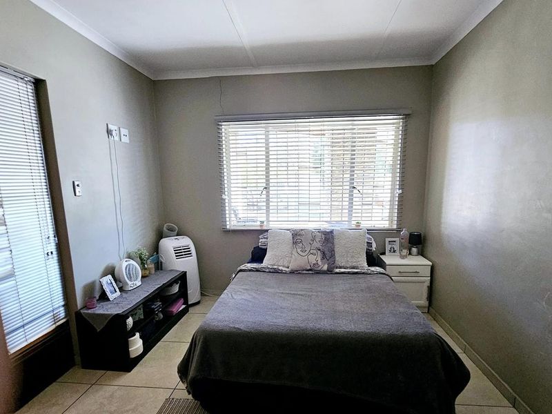 8 Bedroom House For Sale in Pionierspark - Photo 10