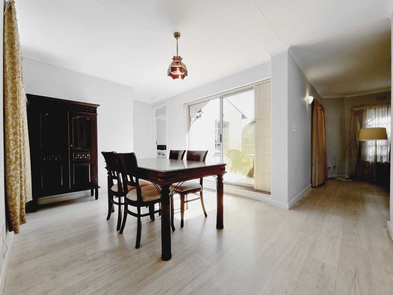 SPACIOUS (67 m2)  RENOVATED 1 BEDROOM SANDTON APARTMENT IN SECURE TREE-FILLED COMPLEX IN PRIME LOCATION - Photo 5