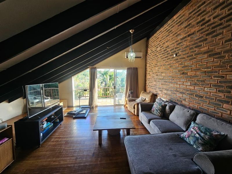 A Hidden Gem of Space, Character &amp; Tropical Charm Situated in Ocean view area - Photo 5