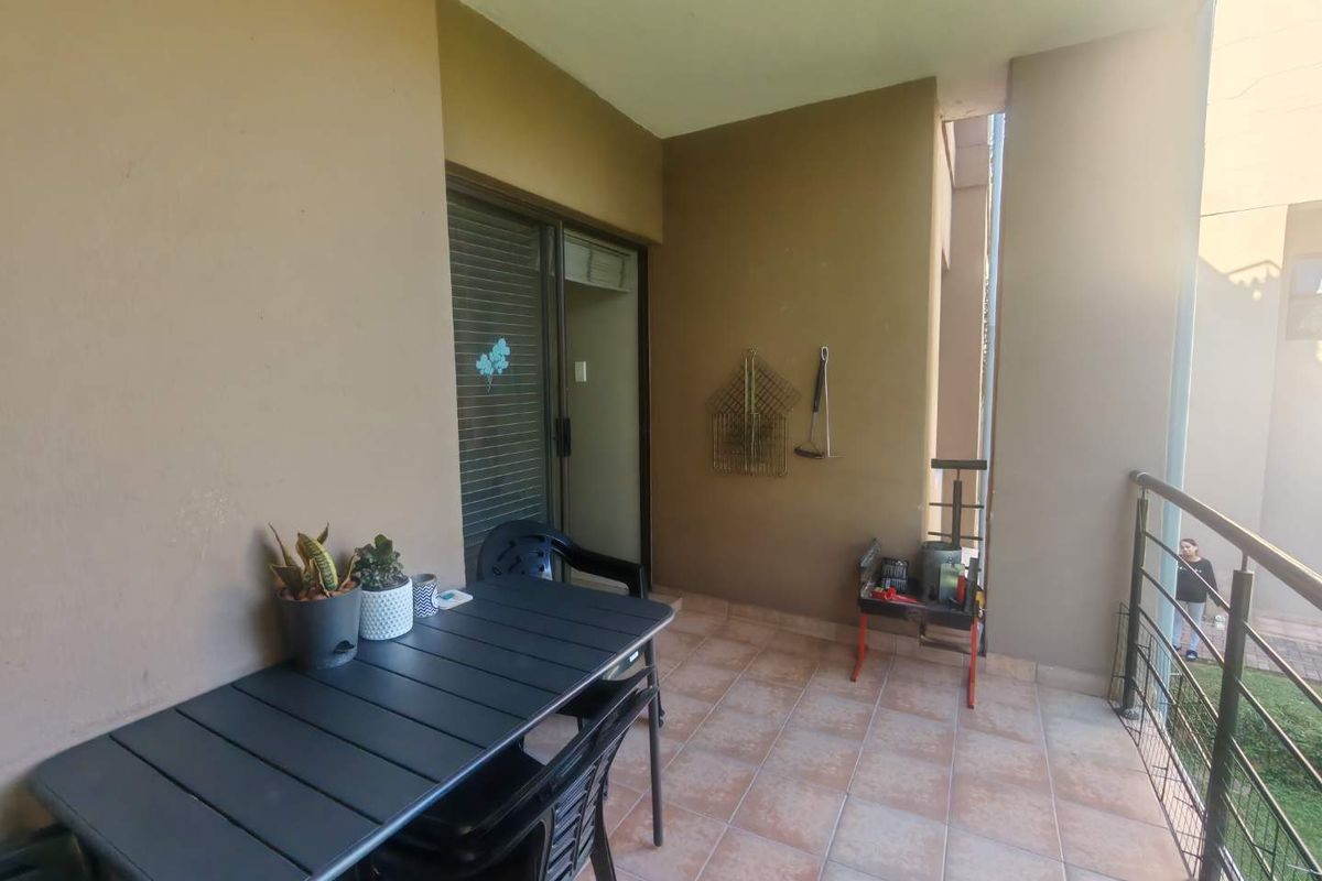 EXCLUSIVE MANDATE -SPACIOUS APARTMENT OVERLOOKING THE GOLF COURSE - Photo 4