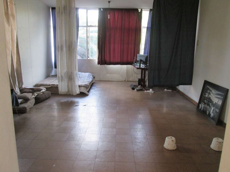 VERY BEAUTIFUL NEAT AND CLEAN BACHELOR FLAT FOR SALE IN ARCADIA PRETORIA - Photo 8