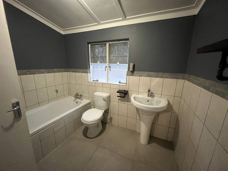 Charming 2-Bedroom Home with 1-Bedroom Flat – Great Investment Opportunity! - Photo 8