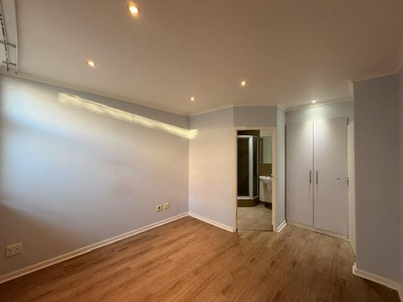 2 Beds, 2 bathrooms UNFURNISHED apartment with 2 parking bays, juliette balcony - Photo 7