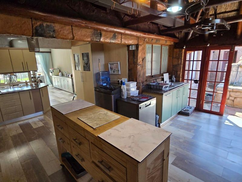 "Live Off-Grid Luxury: Solar Power & Borehole Freedom" - Photo 4