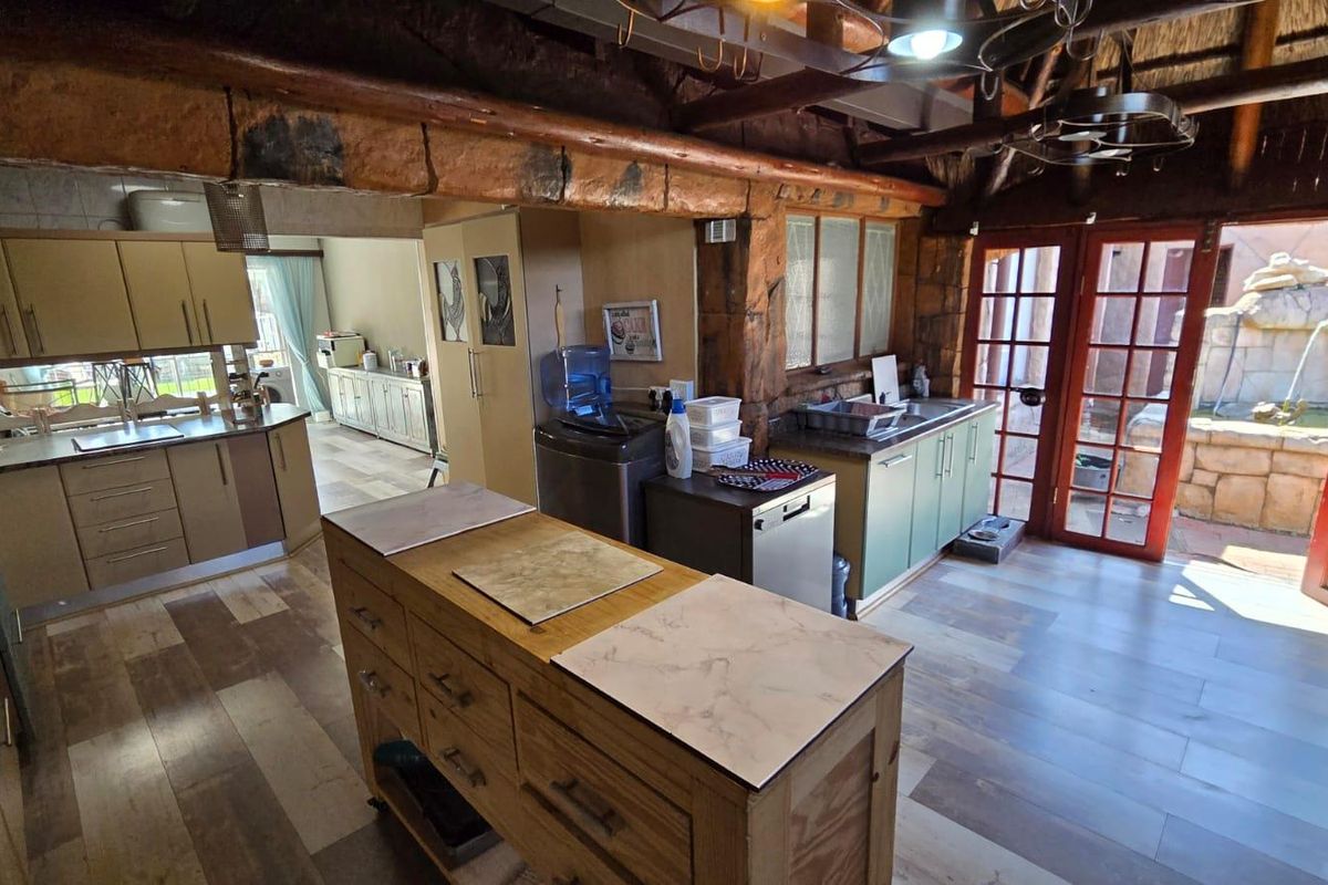 "Live Off-Grid Luxury: Solar Power & Borehole Freedom" - Photo 4