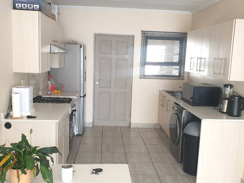 Modern Two Bedroom First Floor Apartment in Secure Ihita, Beverley - Photo 8