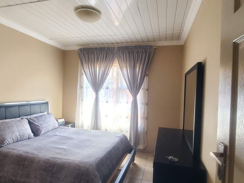 Contemporary Elegance in Secure Complex – Call Now! - Photo 4