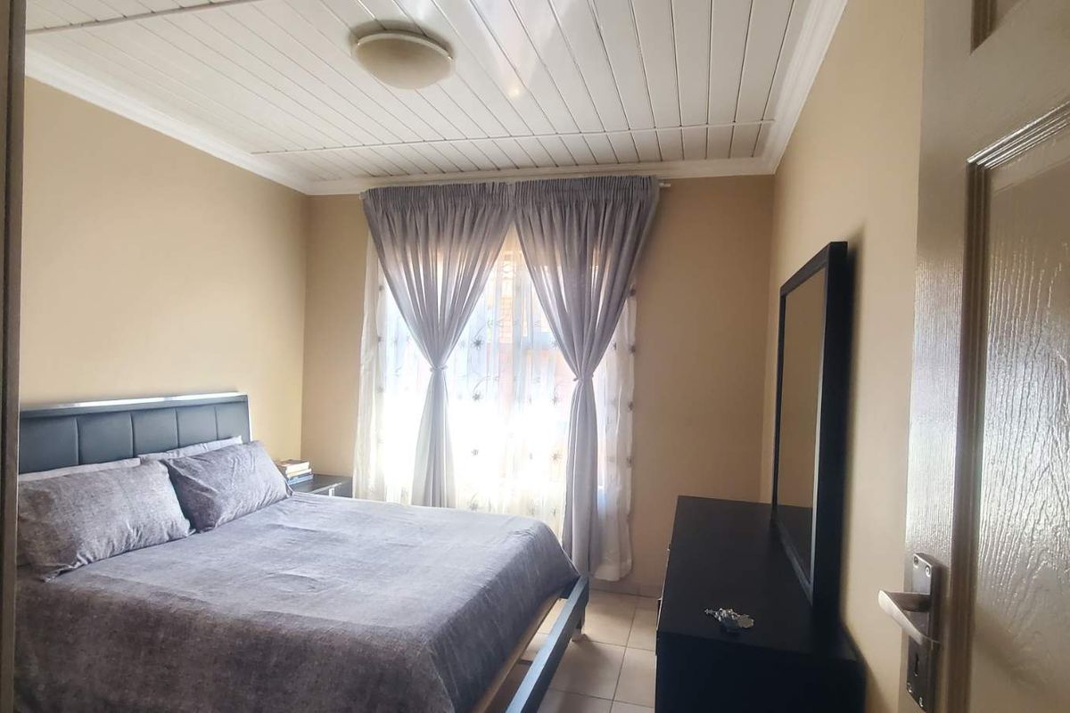 Contemporary Elegance in Secure Complex – Call Now! - Photo 4