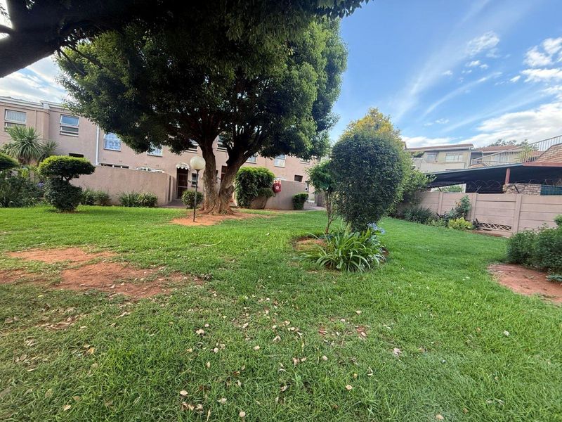Well Located 3 Bedroom Unit with Strong Potential - Photo 10