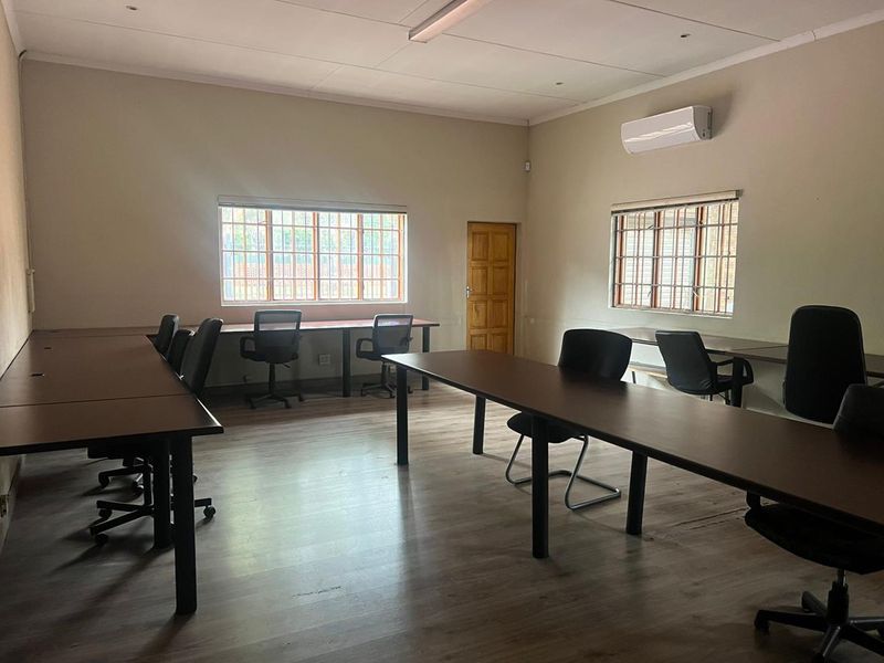 Spacious, Versatile Offices for Rent - Perfect for Your Team! - Photo 6