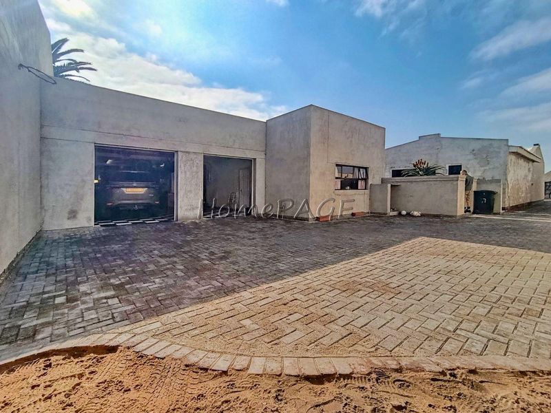Meersig, Walvis Bay:  Spacious 3 Bedr Home with 1 Bedr Flat is for sale - Photo 2