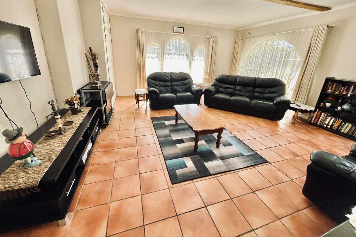 Two Three bedroom houses with two bathrooms on the same property - Photo 3