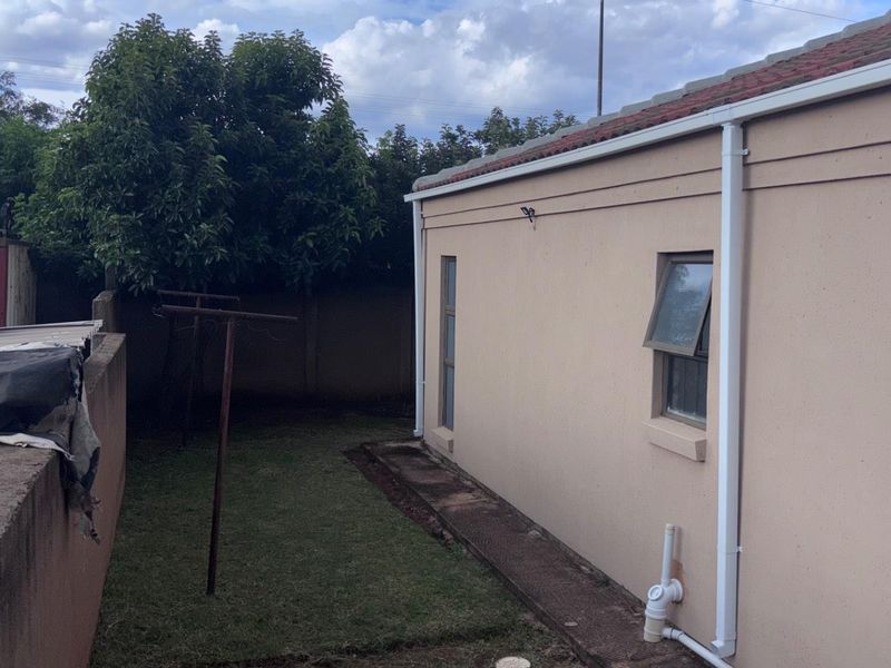 SPACIOUS 3 BEDROOM HOME - Photo 5