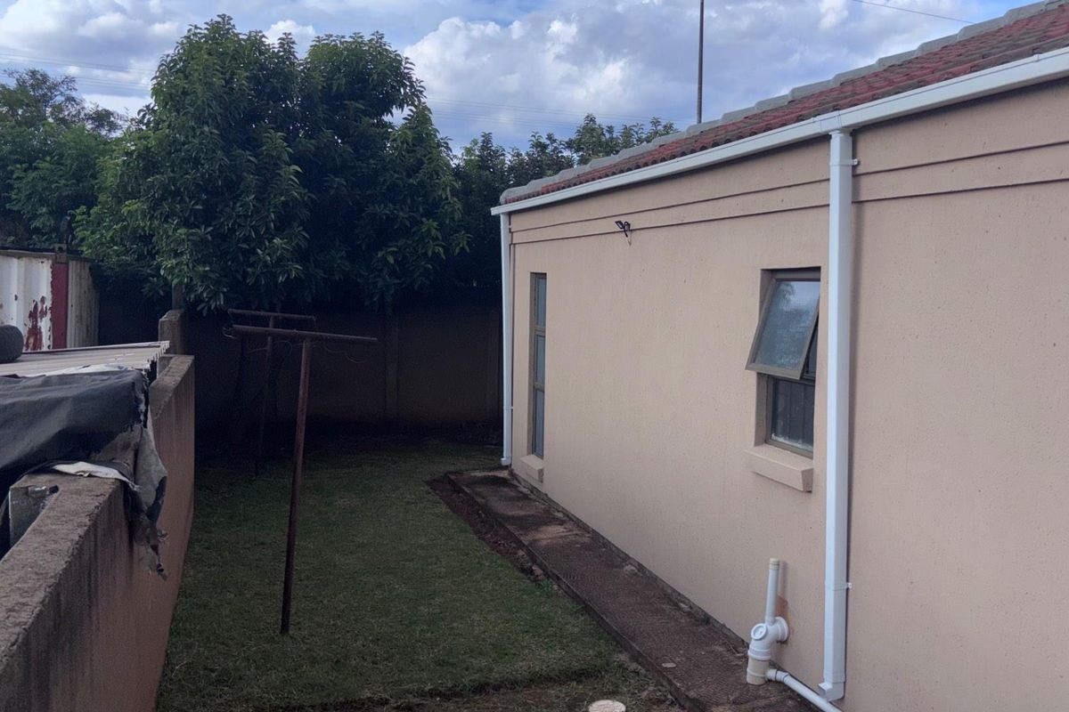 SPACIOUS 3 BEDROOM HOME - Photo 5