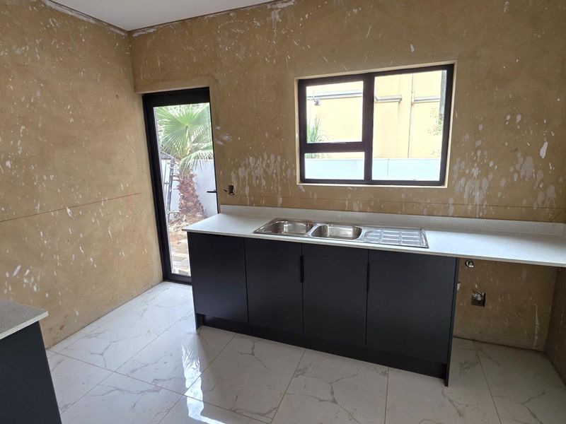 4 Bedroom Family Home in Melodie Hartbeespoort - Photo 9