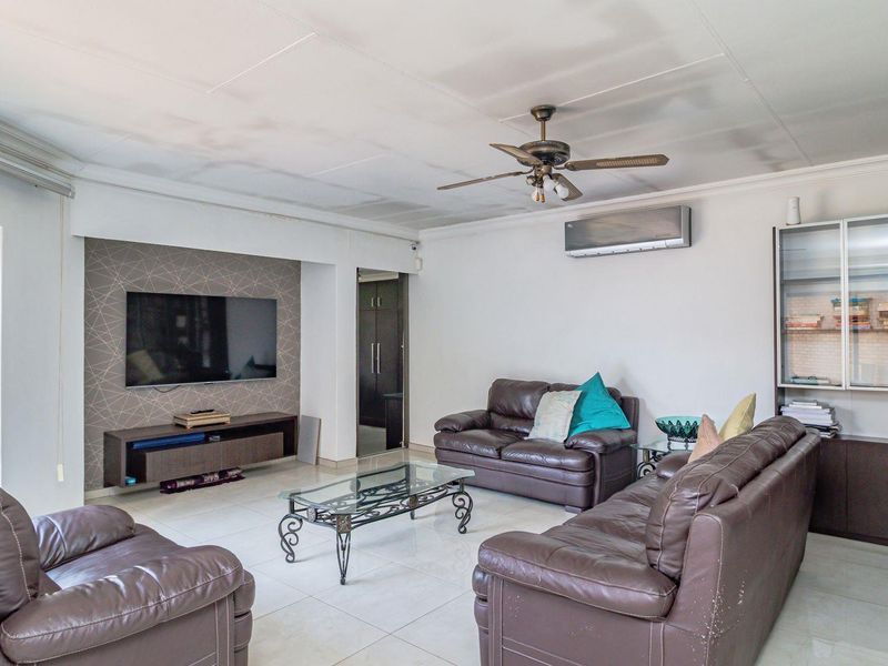 Boomed Enclosure Living in Lakefield Ext. 21: Comfort & Convenience Combined! - Photo 7