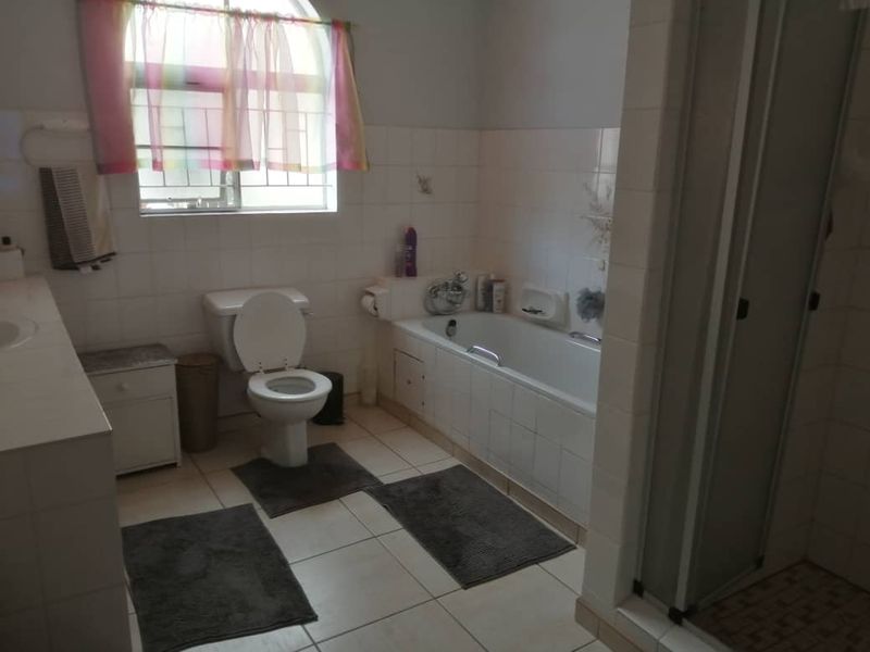 "Lots of house" for "little money" - Retire in Okahandja - Photo 7