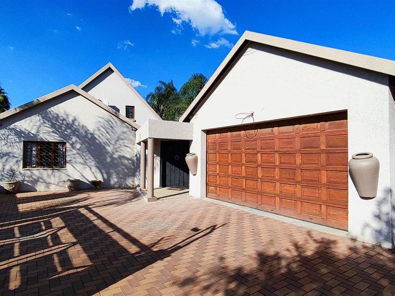 5 Bedroom house FOR SALE in Van Riebeeck Park - Photo 2