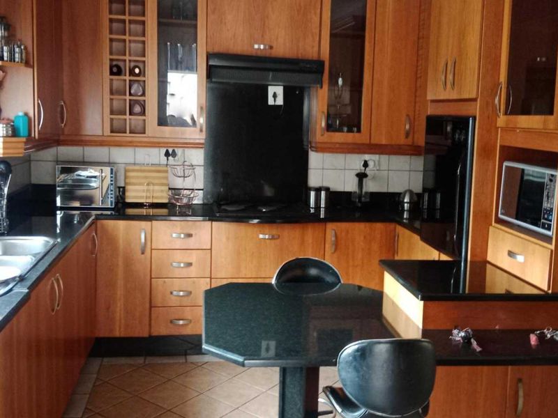 Home with great potential awaits you - Photo 4