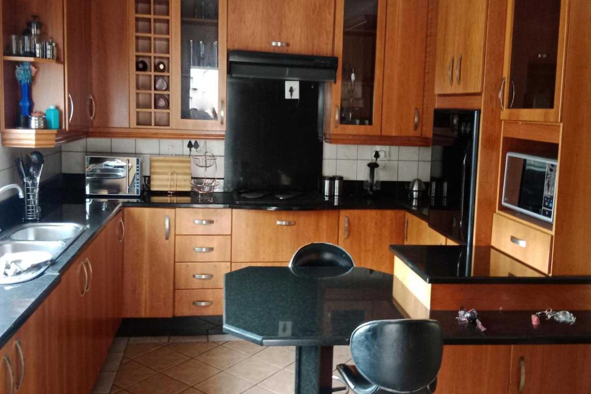 Home with great potential awaits you - Photo 4