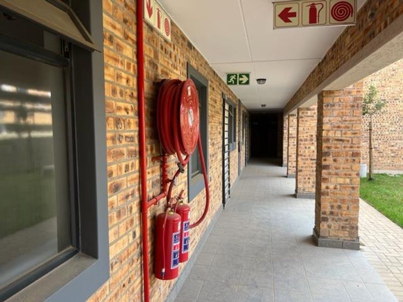 Fourways -Modern Apartment Eagles@Riverside - R 570 000! - Photo 7