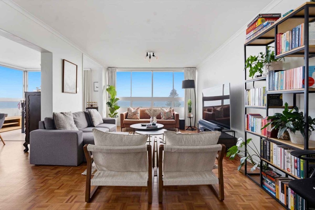 Exclusive Corner Apartment in Prestigious La Rochelle, Sea Point - Photo 5
