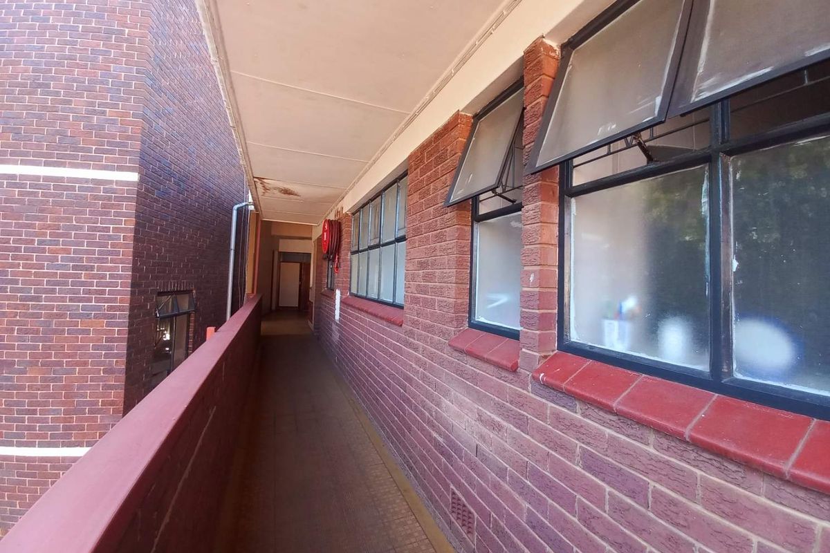 Two and half bedrooms apartment for sale at Capitol Hill - Photo 4