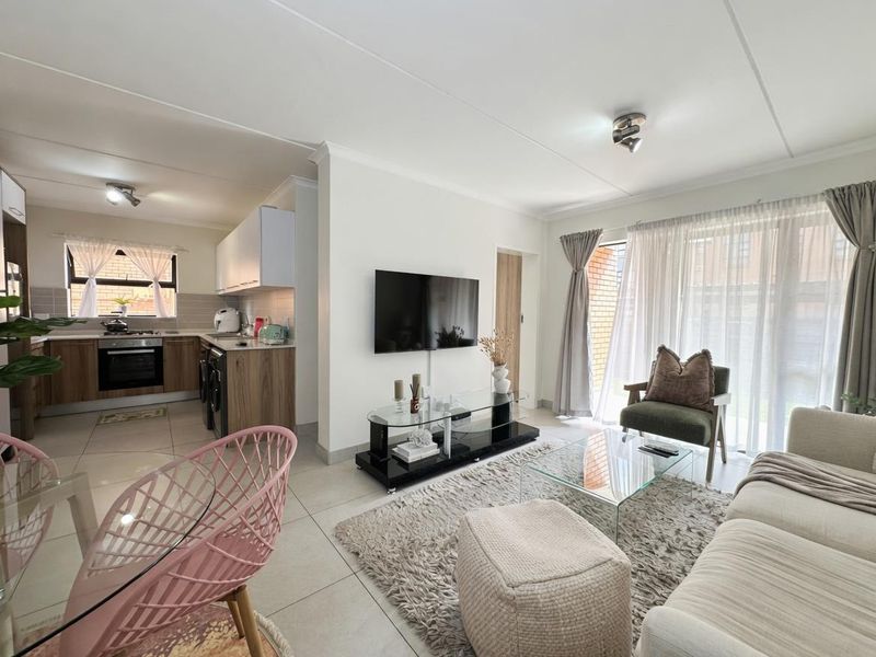 GORGEOUS 3 BEDROOM GROUND FLOOR UNIT FOR SALE IN FOUNDERS HILL!!! - Photo 3
