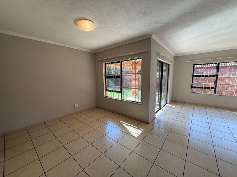 Perfect Lock-Up-and-Go Living in a Beautiful 3-Bedroom Simplex - Photo 8