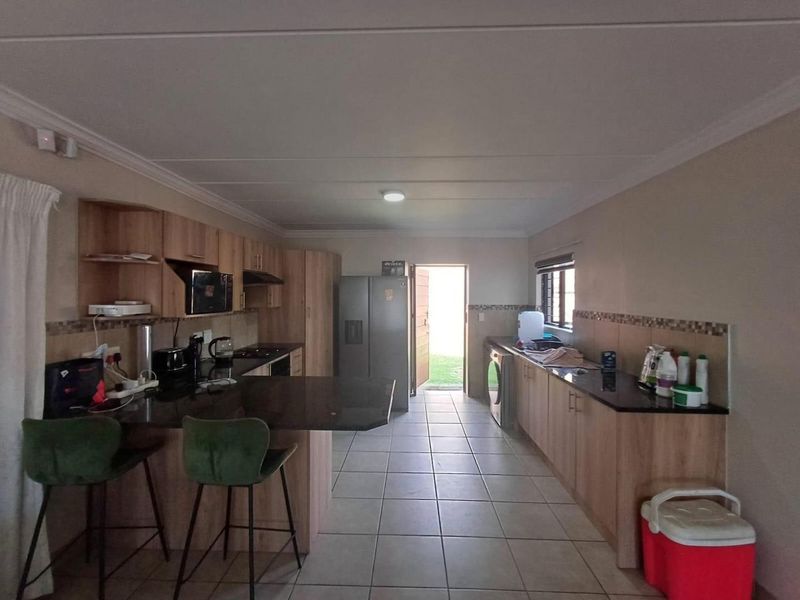 3 Bedroom 2.5 Bathroom For Sale - Photo 6