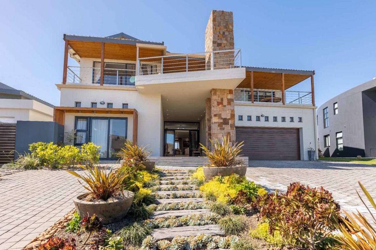 VERSATILE PROPERTY SET IN OCEAN VISTA OF OUBAAI GOLF ESTATE - Photo 3