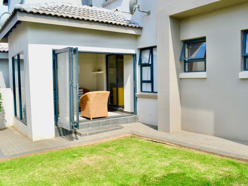 ***COZY and MODERN - Are you a Young Professional looking for a Lock-up and Go? Two En-suite Bedrooms in Heron Hill Garden Estate, Olympus*** - Photo 8