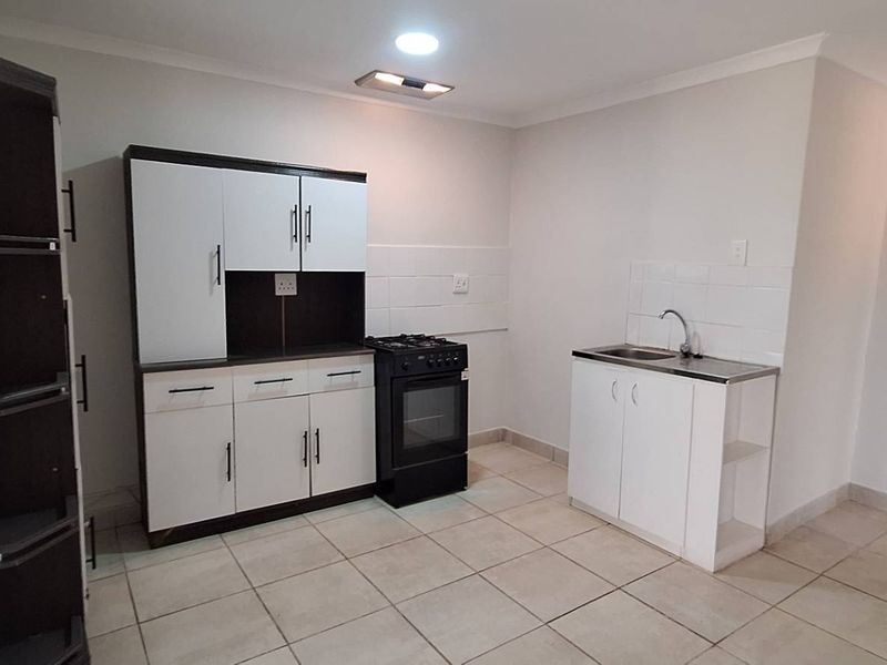 2 Bed Garden Flatlet including water - Crestview - Photo 5