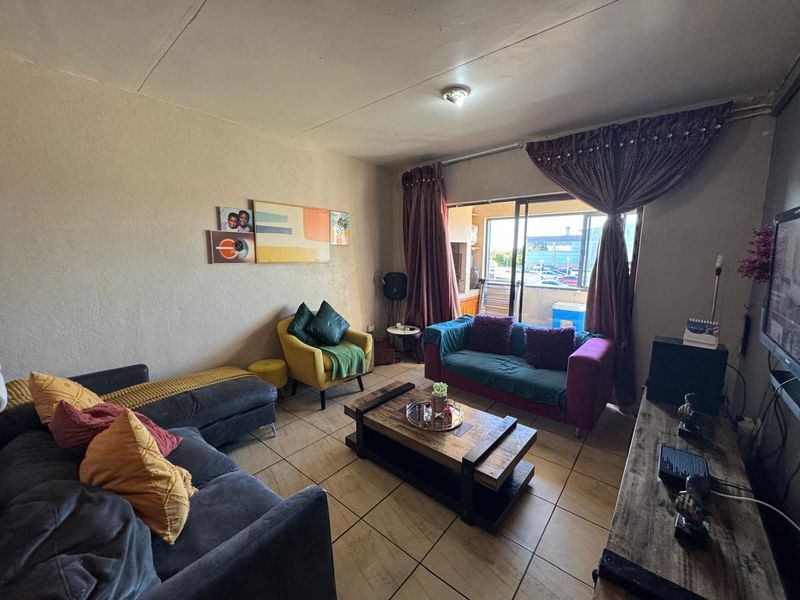 Contemporary Two-Bedroom Apartment in Prime Location - Photo 2