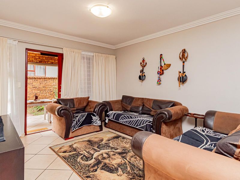 Lovely Simplex Townhouse for Sale - Photo 3