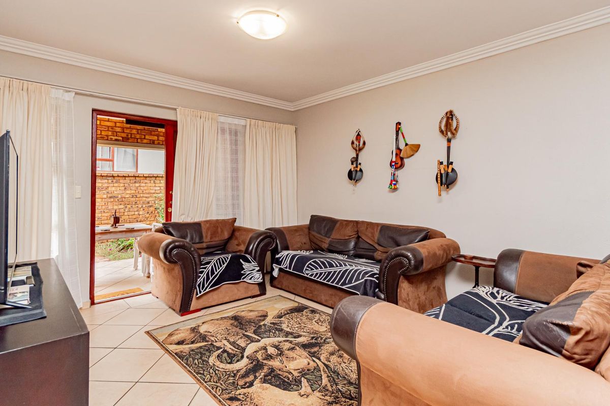 Lovely Simplex Townhouse for Sale - Photo 3