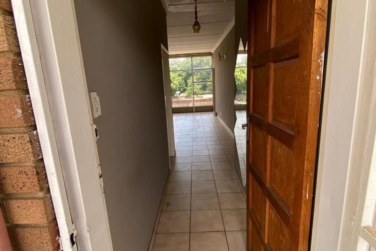 Cozy 2-bedroom spacious apartment for sale in Florida Lake - Photo 3