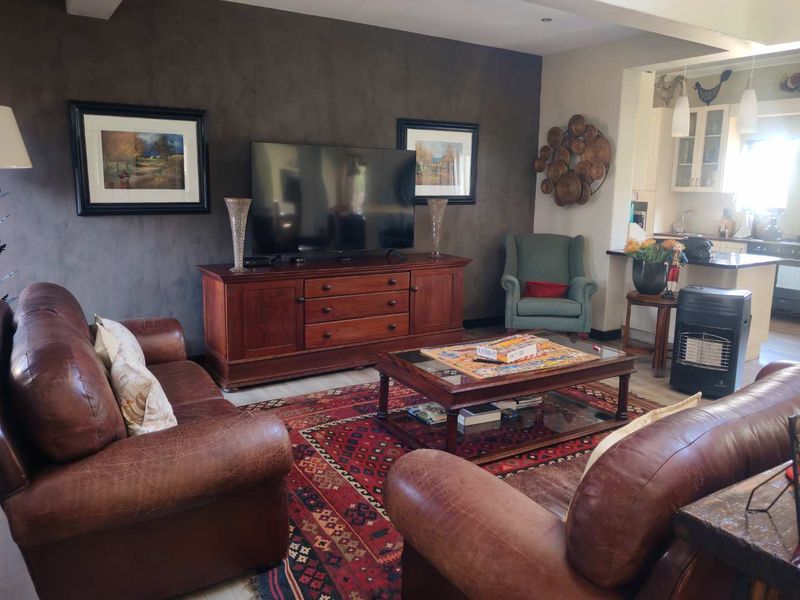 EXCLUSIVE MANDATE - BEAUTIFUL FAMILY HOME- IDEAL FOR THE ENTERTAINER - Photo 5